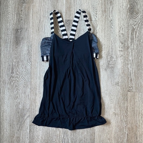 Lululemon size 6 black stripe workout tank with bra - Picture 1 of 5